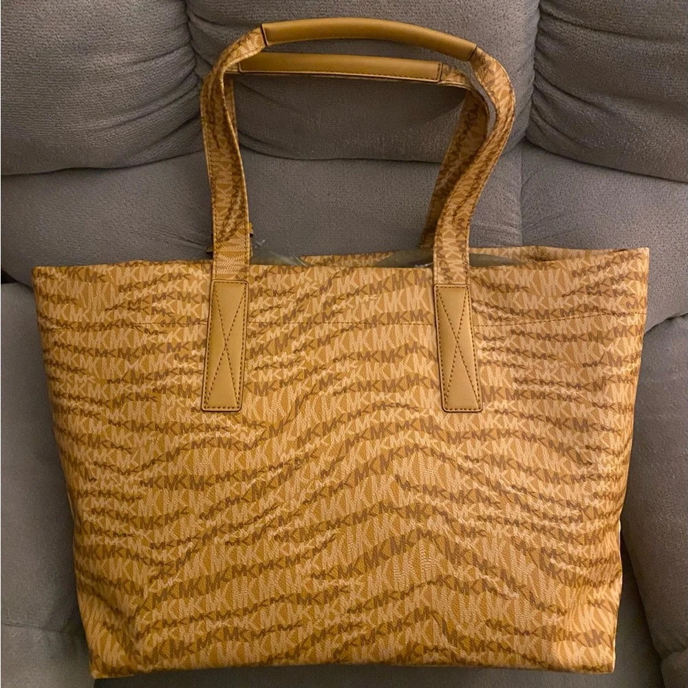 NEW AUTHENTIC Michael Kors extra large tote/overnight bag